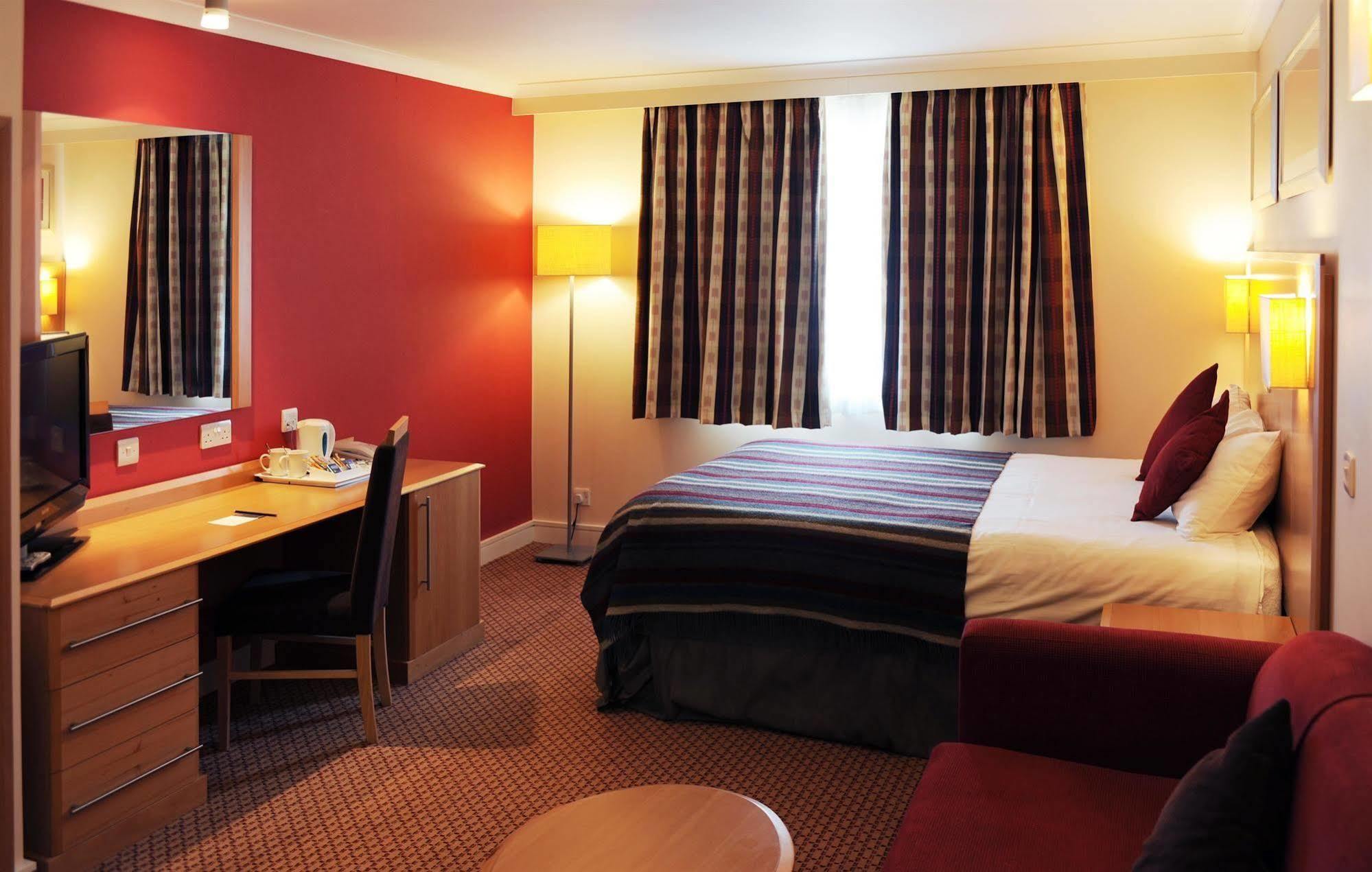Village Hotel Manchester Hyde Kültér fotó